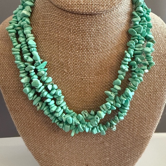 Estate Green Colored Howlite Triple Strand Gemstone Necklace Barely Worn - Picture 5 of 5
